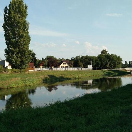 River Side Apartman Kalocsa Exteriör bild