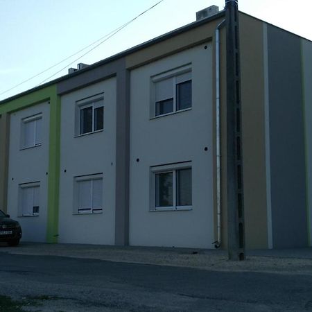 River Side Apartman Kalocsa Exteriör bild