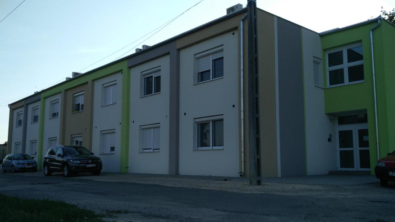 River Side Apartman Kalocsa Exteriör bild
